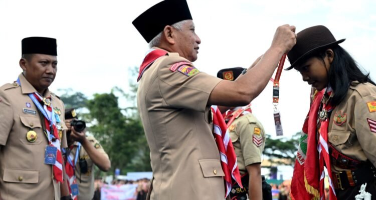 Wagub Surya secara simbolis menyematkan tanda peserta sebagai bentuk resmi penyemangat bagi seluruh Pramuka yang hadir. (Kominfo Sumut Dok)