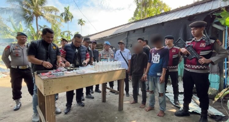 AKBP Rafli Nugroho paparkan barang bukti dalam penggerebekan sarang narkoba. (Ist)