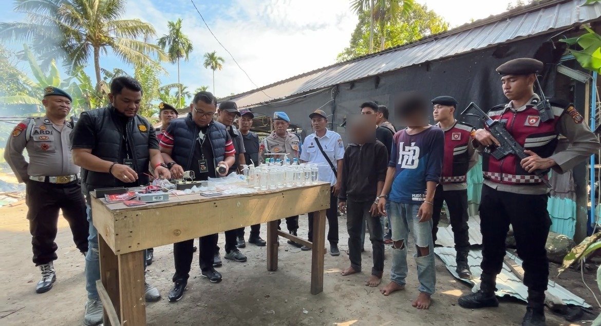 AKBP Rafli Nugroho paparkan barang bukti dalam penggerebekan sarang narkoba. (Ist)