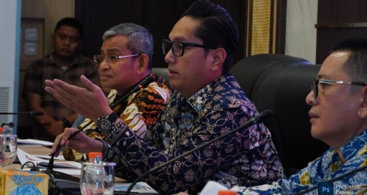 Rico Waas saat memimpin rapat "Digitalisasi Bansos Berbasis Digital Public Infrastructure (DPI)" di Balai Kota Medan. (Kominfo Medan Dok)