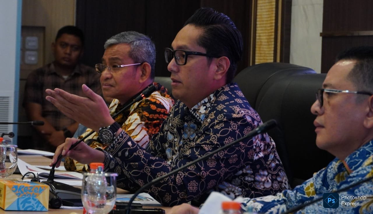 Rico Waas saat memimpin rapat "Digitalisasi Bansos Berbasis Digital Public Infrastructure (DPI)" di Balai Kota Medan. (Kominfo Medan Dok)
