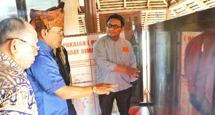 Bupati Simalungun Anton Achmad Saragih saat meninjau Museum Simalungun. Foto; IST