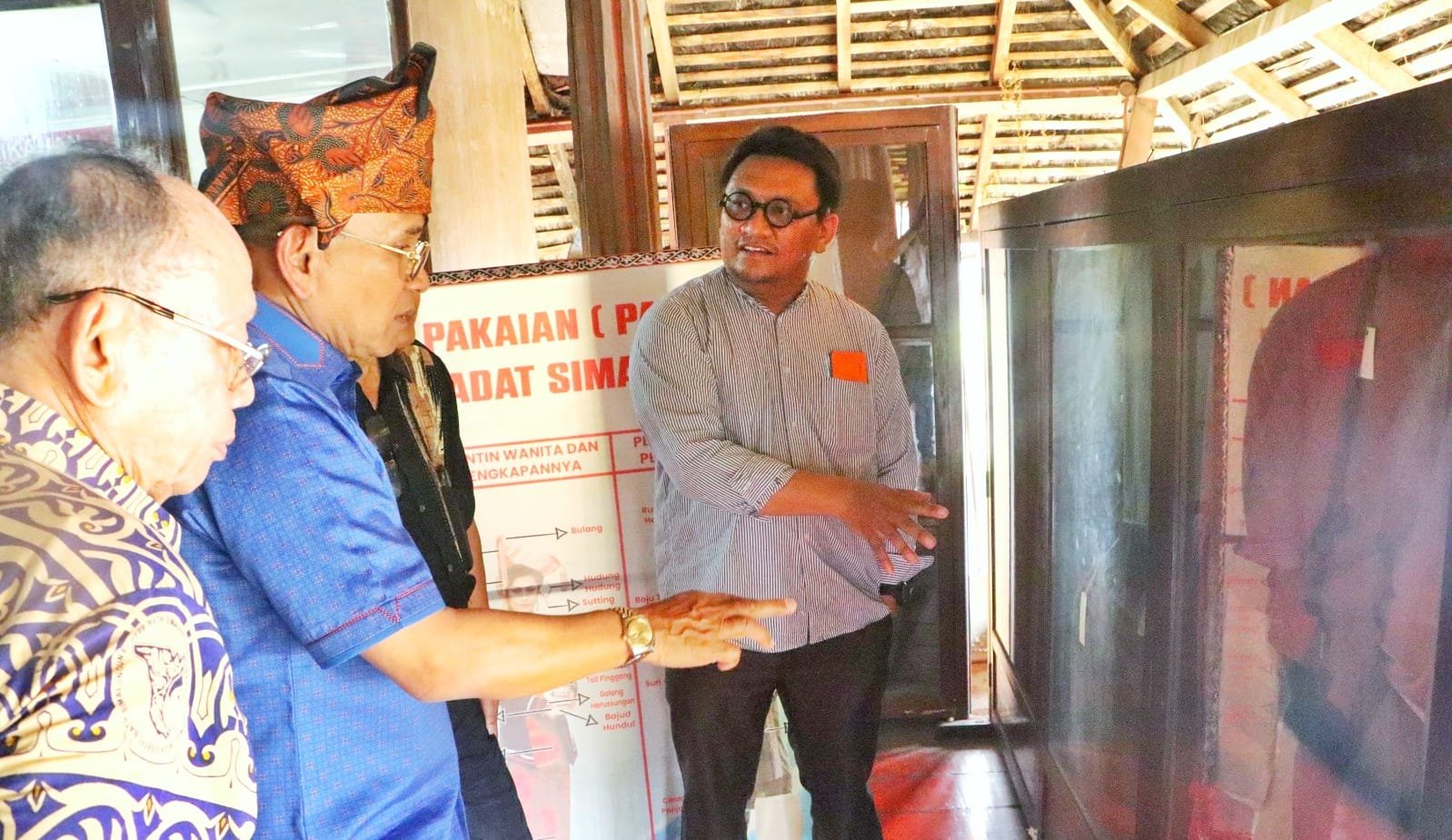 Bupati Simalungun Anton Achmad Saragih saat meninjau Museum Simalungun. Foto; IST