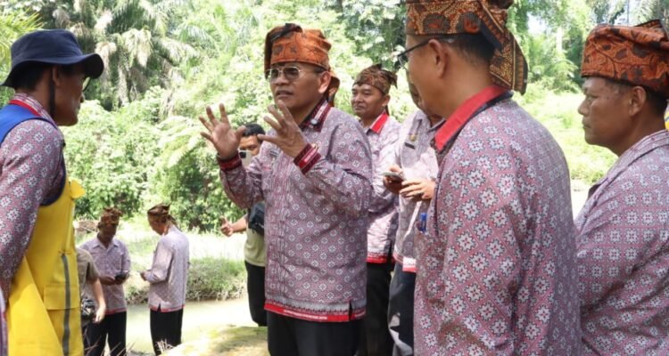 Bupati Simalungun Anton Achmad Saragih saat meninjau Bendungan Bahilang. Foto; IST