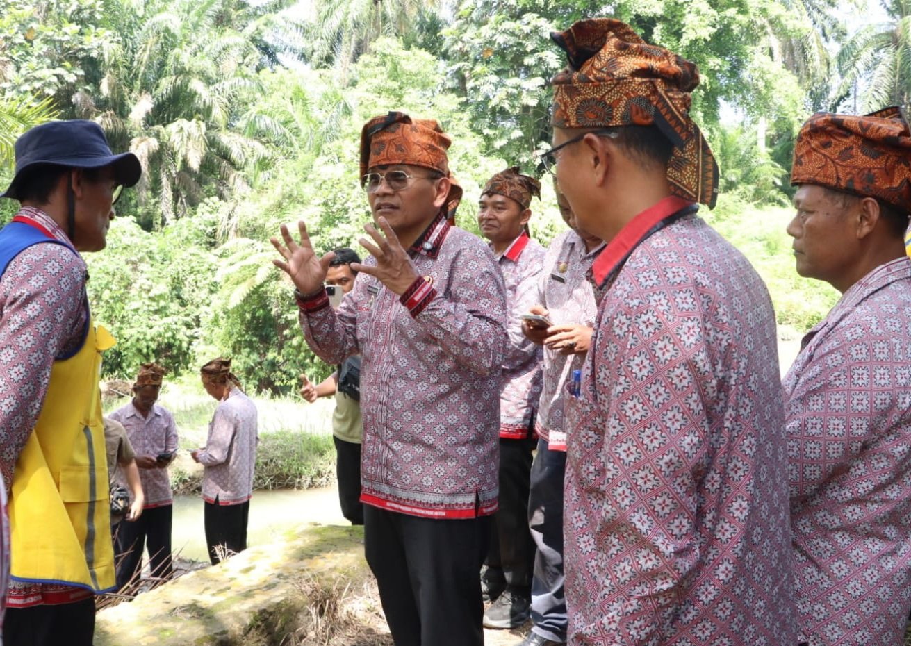 Bupati Simalungun Anton Achmad Saragih saat meninjau Bendungan Bahilang. Foto; IST
