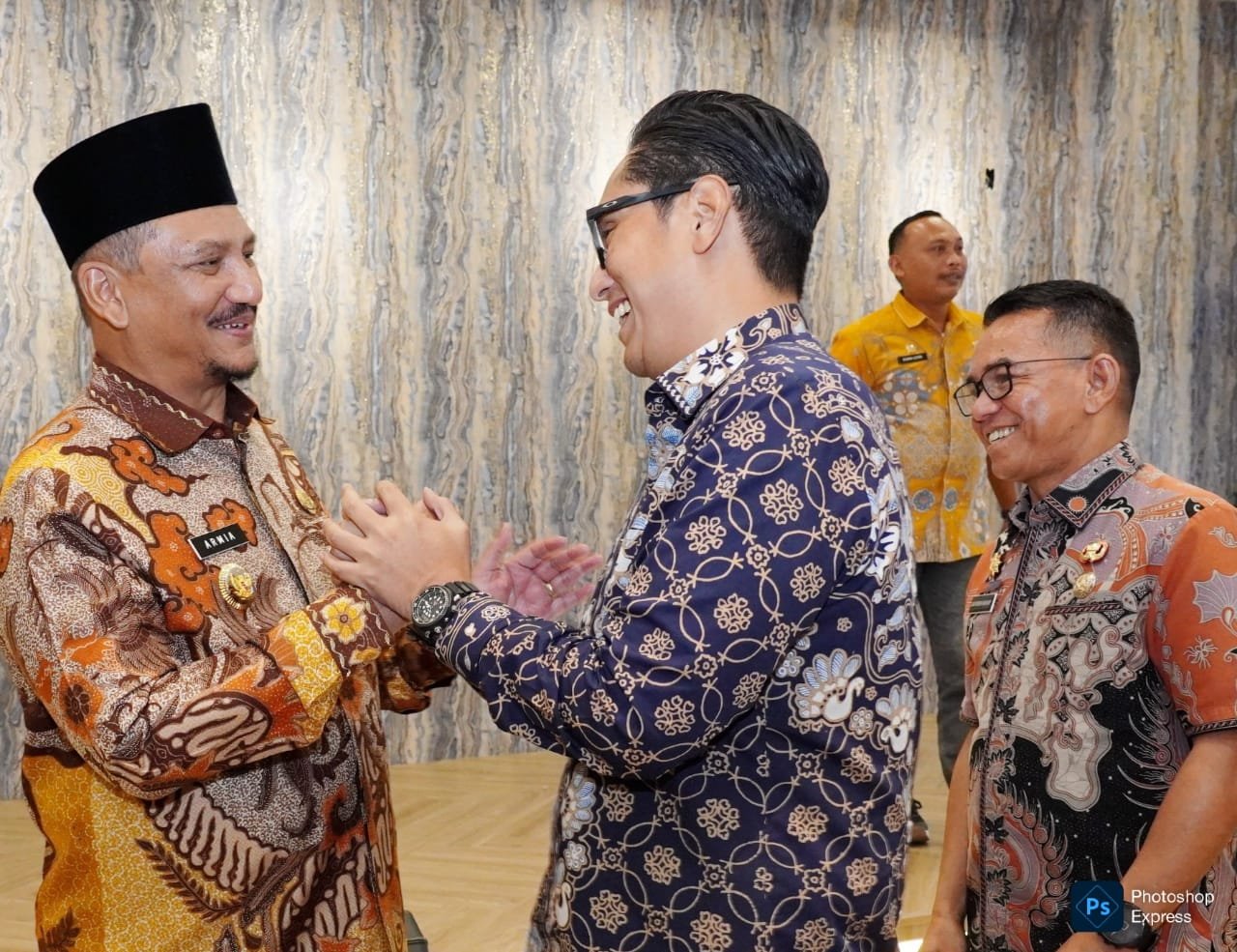 Rico Waas beramah tamah dengan Bupati Aceh Tamiang dalam perjamuan di Medan. (Kominfo Medan Dok)