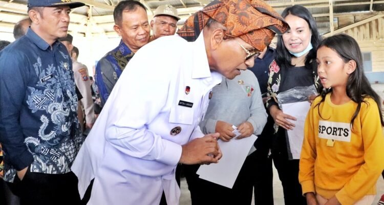 Bupati Simalungun Anton Achmad Saragih saat mengunjungi warga di Nagori Saboras, Jumat (10/7/2026). Foto: Dinas Kominfo Simalungun