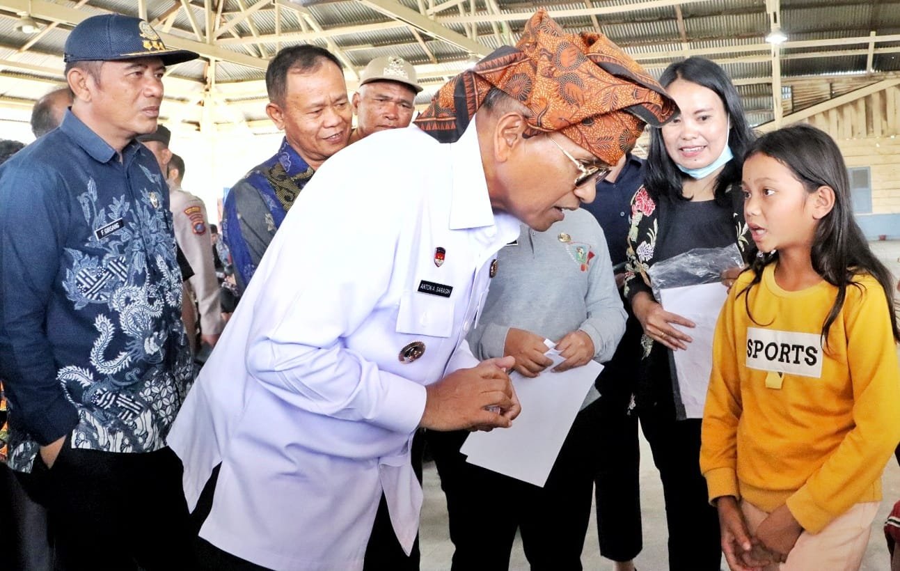 Bupati Simalungun Anton Achmad Saragih saat mengunjungi warga di Nagori Saboras, Jumat (10/7/2026). Foto: Dinas Kominfo Simalungun