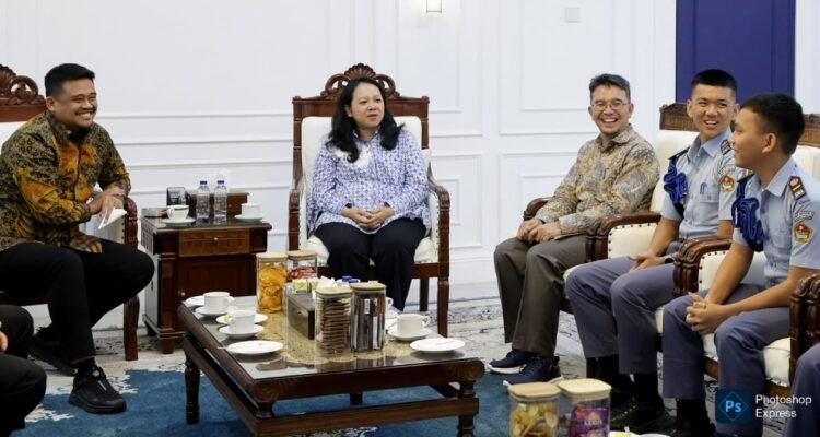 Muhammad Bobby Afif Nasution menerima audiensi Ketua Dewan Pengawas Yayasan Matauli, Fitri Krisnawati Tandjung, bersama rombongan siswa-siswi SMA Negeri 1 Matauli Pandan. (Kominfo Sumut Dok)