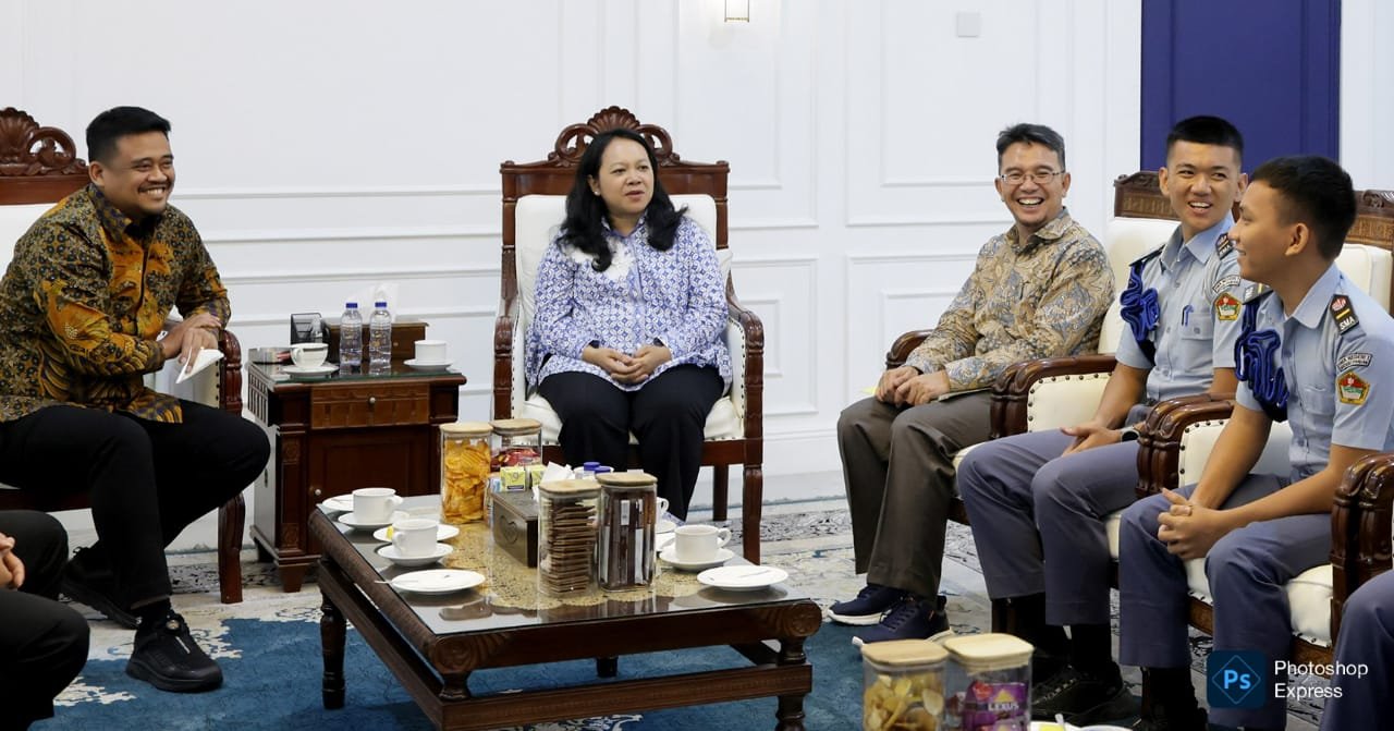IMG-20260711-WA0010 Muhammad Bobby Afif Nasution menerima audiensi Ketua Dewan Pengawas Yayasan Matauli, Fitri Krisnawati Tandjung, bersama rombongan siswa-siswi SMA Negeri 1 Matauli Pandan. (Kominfo Sumut Dok)