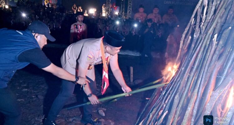 Bobby Nasution bakar kayu di malam Pramuka. Api unggun itu membakar semangat Jamdasu XI 2026 yang digelar di Sibolangit. (Kominfo Sumut Dok)