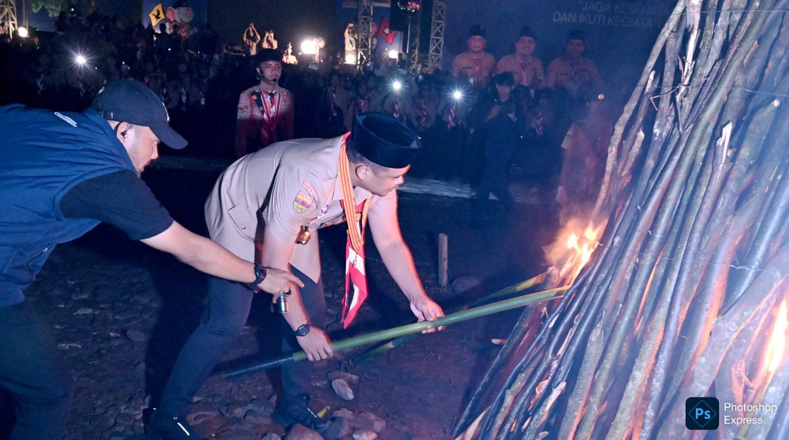 IMG-20260712-WA0007 Bobby Nasution bakar kayu di malam Pramuka. Api unggun itu membakar semangat Jamdasu XI 2026 yang digelar di Sibolangit. (Kominfo Sumut Dok)