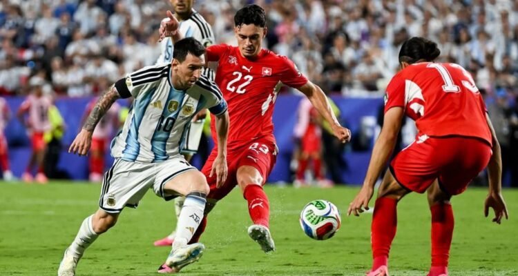 Messi coba terobos pertahanan Swiss di perempat final Piala Dunia 2026. Swiss gagal melaju ke semifinal, kalah dari Tim Tango 3-1 lewat extra time. (Google)