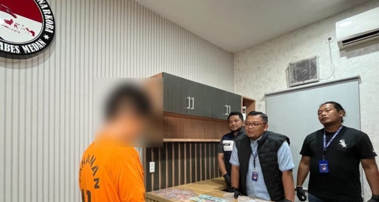 AKBP Rafli Nugraha interogasi tersangka narkoba jenis sabu. (Ist)