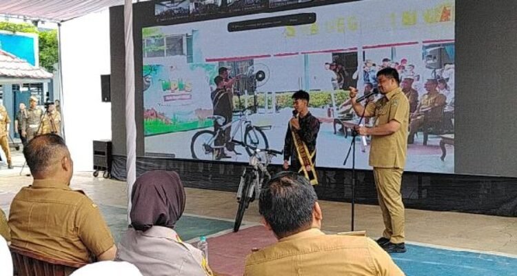 Gubernur Sumatera Utara (Sumut) Muhammad Bobby Afif Nasution memberikan. hadiah sepeda motor kepada peserta didik saat membuka Masa Pengenalan Lingkungan Sekolah (MPLS) bagi siswa baru SMA, SMK, dan SLB Negeri Tahun Pelajaran 2026/2027 se-Sumut di SMA Negeri 1 Binjai, Senin (13/7/2026). Foto/Diskominfo Sumut