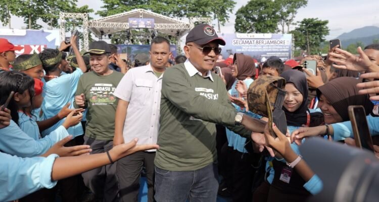Bupati Simalungun Anton Achmad Saragih bersama kontingen Pramuka Kabupaten Simalungun di Jamdasu XI di Bumi Perkemahan Sibolangit, Deliserdang, Minggu (12/7/2026). Foto; Dinas Kominfo Simalungun