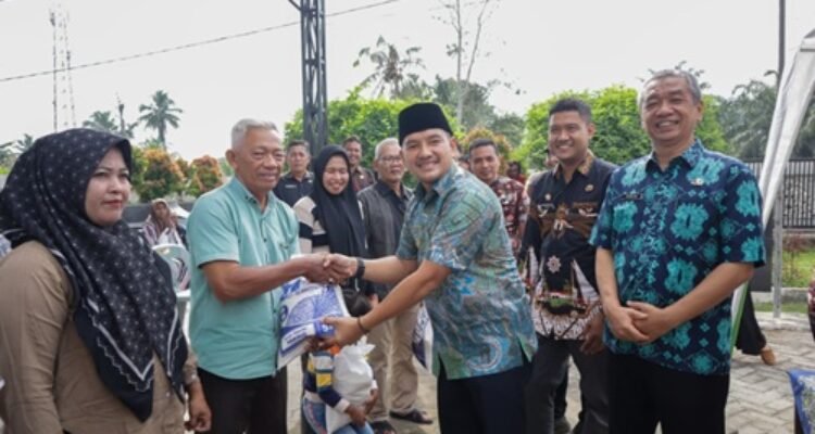 Wali Kota Tebingtinggi, H. Iman Irdian Saragih meninjau dan menyalurkan bantuan beras premium tahap pertama bagi keluarga kurang mampu secara serentak di seluruh kelurahan, Jumat (10/7/2026). 