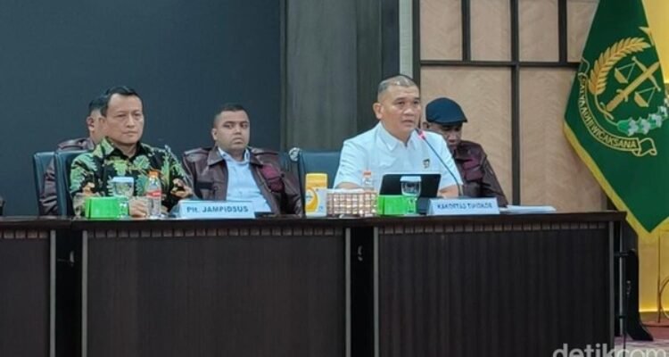 Kakortas Tipikor Polri Irjen Totok Suharyanto (baju putih) paparkan kasus korupsi kelas kakap libatkan Jampidsus Febri Adriansyah. (Detik)