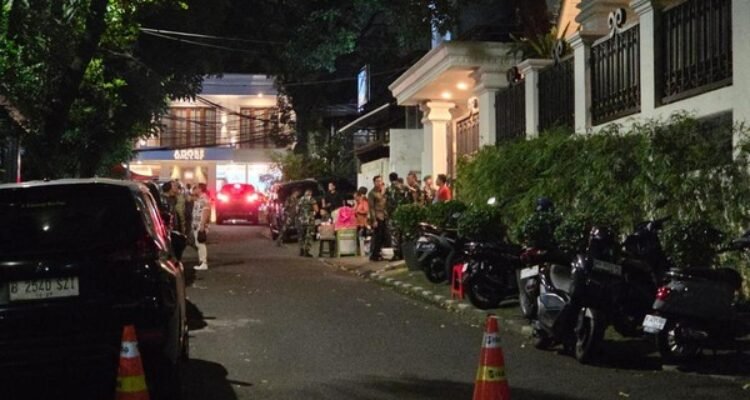 Rumah Jampidsus dijaga personel TNI. (Foto : Detik)
