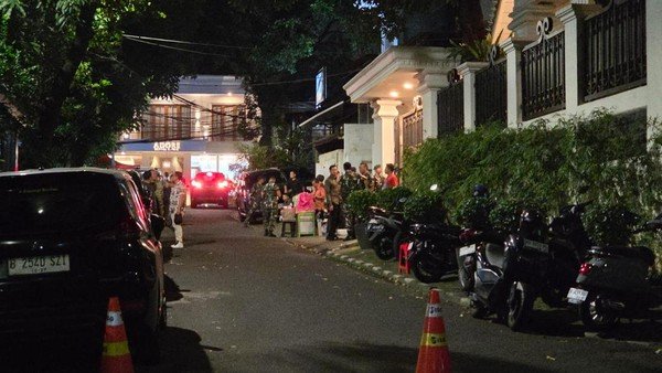 Rumah Jampidsus dijaga personel TNI. (Foto : Detik)