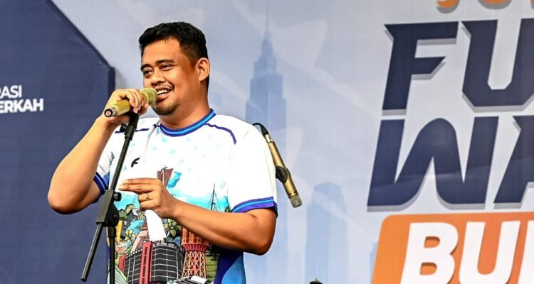 Muhammad Bobby Afif Nasution ikut memeriahkan Semarak Fun Walk BUMD yang berlangsung di lapangan parkir gedung kantor Bank Sumut, di Jalan Imam Bonjol Medan. (Kominfo Sumut Dok)