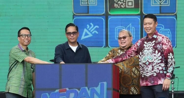Rico Waas bersama Didit Widiana membuka Pekan Qresto Nasional (PQN) di Lapangan Merdeka, Medan. (Bapenda Medan IG)