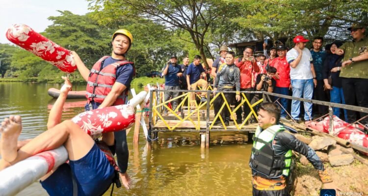 ASN di lingkungan Pemko Medan ikut meriahkan HUT ke-81 RI dengan lomba pukul bantal di Lap Cadika Medan. (Kominfo Medan Dok)