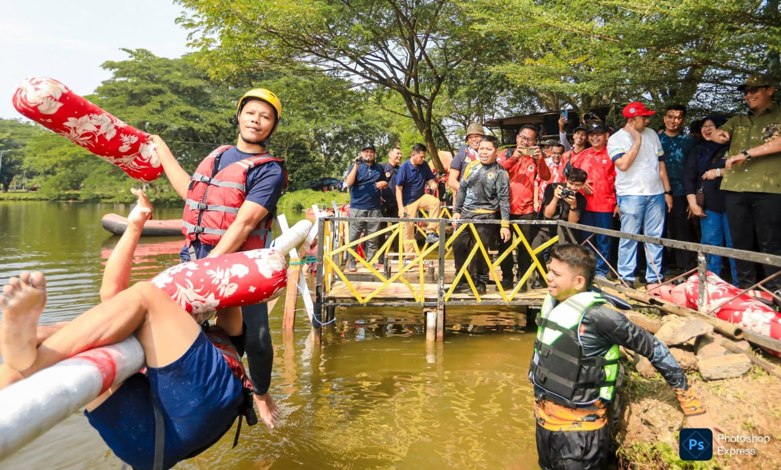 ASN di lingkungan Pemko Medan ikut meriahkan HUT ke-81 RI dengan lomba pukul bantal di Lap Cadika Medan. (Kominfo Medan Dok)