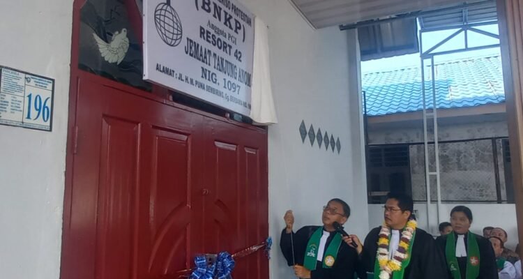 Ephorus Banua Niha Keriso Protestan (BNKP) Pdt. Otoriteit Dachi menahbiskan Gereja BNKP Resort 42 Tanjung Anom di Jalan H.M. Puna Sembiring, Gang Bersama, Desa Tanjung Anom, Kecamatan Pancur Batu, Kabupaten Deli Serdang, Minggu (23/8/2026). Foto; IST