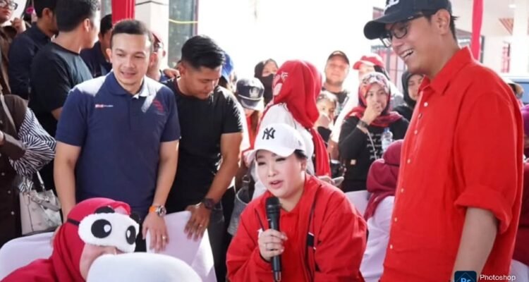 M Agha Novrian menyaksikan lomba rias wajah dengan mata ditutup. (Bapenda Medan IG)