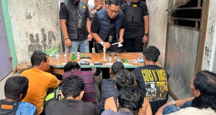 AKBP Rafli Nugraha perlihatkan barang bukti berikut tersangka di lokasi penggerebekan. (Ist)