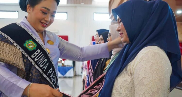 Ny Airin Rico Waas sematkan selempang pada duta PAUD. (Kominfo Medan Dok)