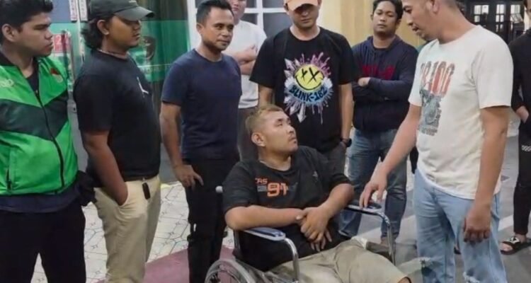Arif Matondang duduk di kursi roda usai dilumpuhkan polisi saat penangkapan. (Ist)