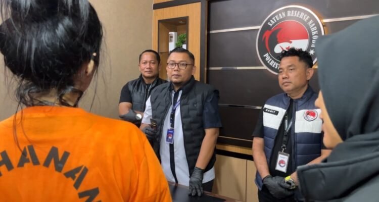 AKBP Rafli Nugraha tengah menginterogasi tersangka yang berprofesi sebagai DJ. (Ist)