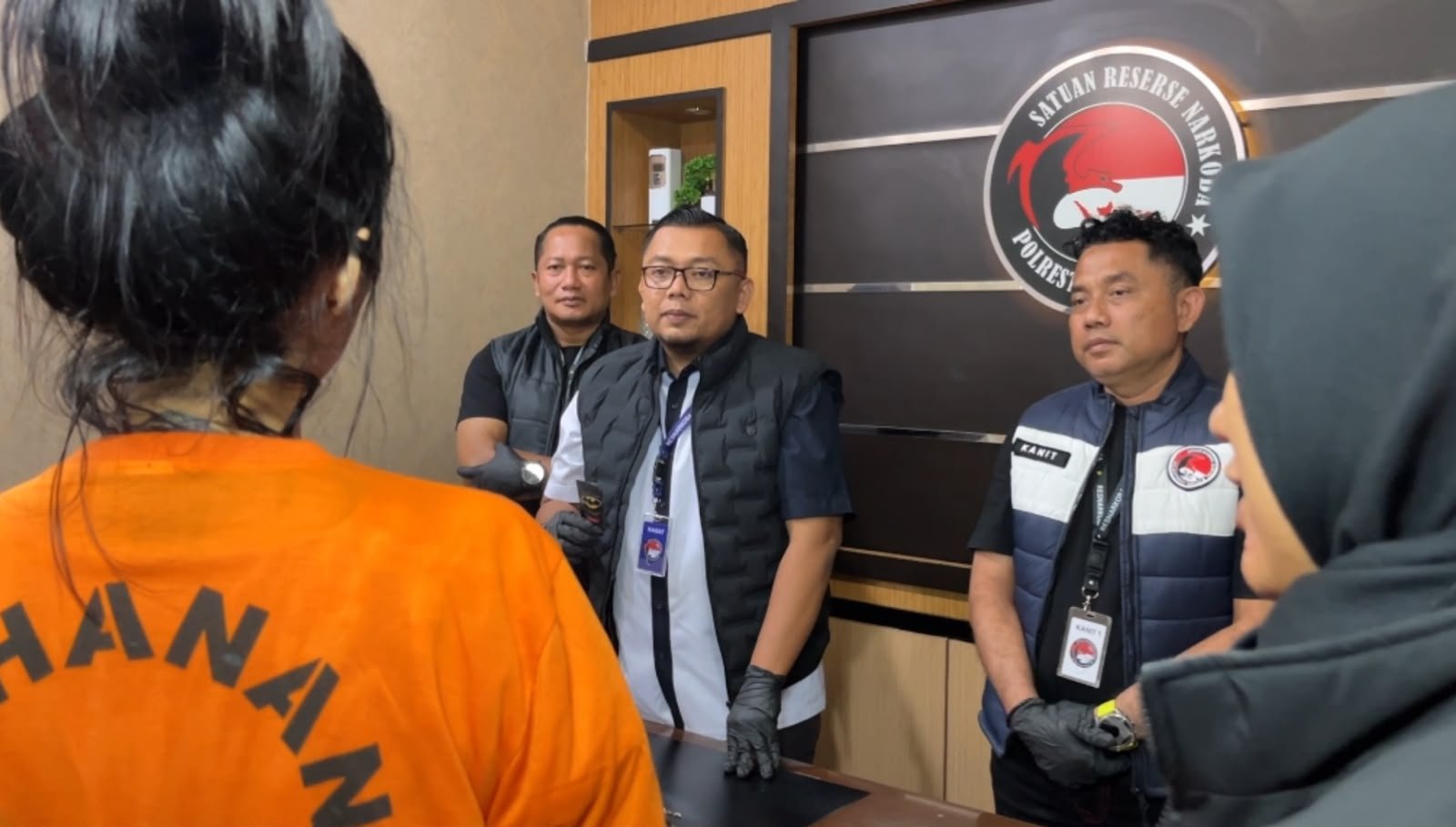 AKBP Rafli Nugraha tengah menginterogasi tersangka yang berprofesi sebagai DJ. (Ist)