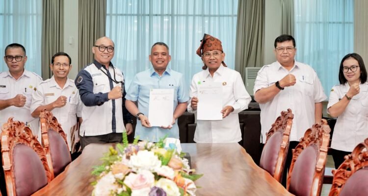 Bupati Simalungun Anton Achmad Saragih bersama jajaran manajemen Bank Sumut. Foto : Dinas Kominfo Simalungun