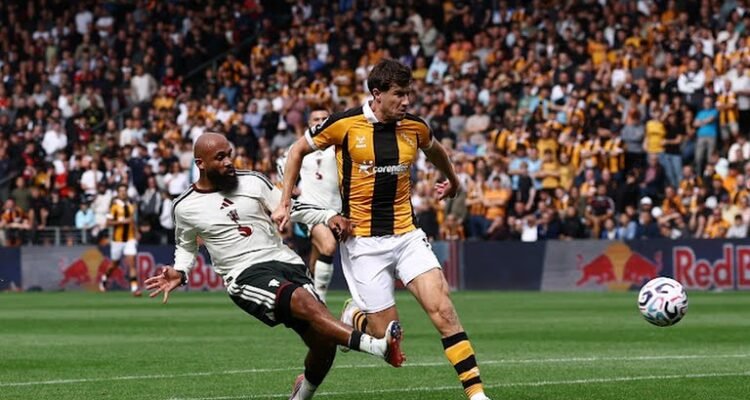 Pemain Manchester United berebut bola dengan pemain Hull City.dalam laga perdana Liga Inggris yang berlangsung di MKM Stadium, Sabtu (22/8/2026). Dalam laga itu MU kalah 0-2. Foto: Reuters