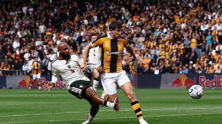 Pemain Manchester United berebut bola dengan pemain Hull City.dalam laga perdana Liga Inggris yang berlangsung di MKM Stadium, Sabtu (22/8/2026). Dalam laga itu MU kalah 0-2. Foto: Reuters