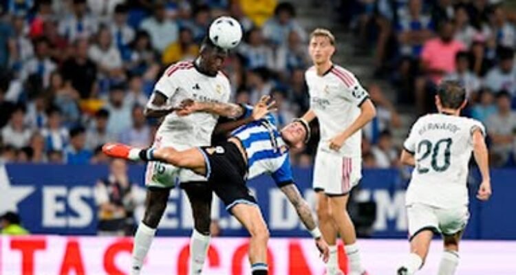 Pemain Real Madrid saling berebut bola dengam pemain Espanyol dalam laga perdana Liga Spanyol.di Stadion RCDE Stadium. Minggu (23/8/2026). Dalam laga tersebut Real Madrid menang 2-1. Foto: Reuters