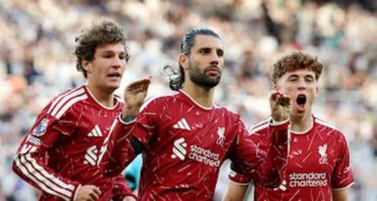 Dominik Szoboszlai melakukan selebrasi usai.mencetak gol penyama.kedudukan dari titik pinalti. Skor akhir 2-2. Foto: Reuters