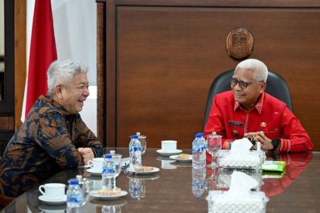 Wakil Gubernur Sumatera Utara (Sumut) Surya di dampini sejumlah OPD menerima kunjungan Wakil Direktur Utama Garuda Indonesia Thomas Oentoro beserta jajaran Garuda di ruang kerja Wakil Gubernur, lantai 9 Kantor Gubernur, Kamis (3/9/2026). Foto/Diskominfo Sumut 
