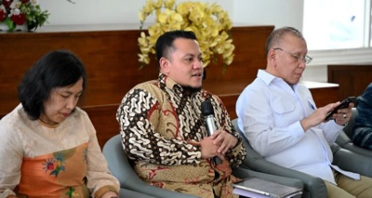 Mewakili Panitia Forum IMT-GT, Asisten Deputi Kerja Sama Ekonomi Regional Kementerian Koordinator Bidang Perekonomian, Sonny A. Soekoer beserta Perencana Ahli Utama (Fungsional Perencana Utama) Badan Perencanaan Pembangunan, Riset dan Inovasi Daerah (Bapperida) Sumut Muhammad Armand Effendy Pohan, memeberikan keternagan pers kepada awak media terkait pelaksanaan PMT IMT GT ke 32 di ruang Dekranasda Provinsi Sumatera Utara lantai 1 Kantor Gubernur, Jumat (4/9/2026) Foto/Diskominfo Sumut