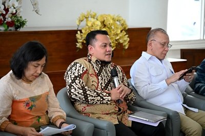040926_TEMU PERS_IMT GT_03.jpg Mewakili Panitia Forum IMT-GT, Asisten Deputi Kerja Sama Ekonomi Regional Kementerian Koordinator Bidang Perekonomian, Sonny A. Soekoer beserta Perencana Ahli Utama (Fungsional Perencana Utama) Badan Perencanaan Pembangunan, Riset dan Inovasi Daerah (Bapperida) Sumut Muhammad Armand Effendy Pohan, memeberikan keternagan pers kepada awak media terkait pelaksanaan PMT IMT GT ke 32 di ruang Dekranasda Provinsi Sumatera Utara lantai 1 Kantor Gubernur, Jumat (4/9/2026) Foto/Diskominfo Sumut