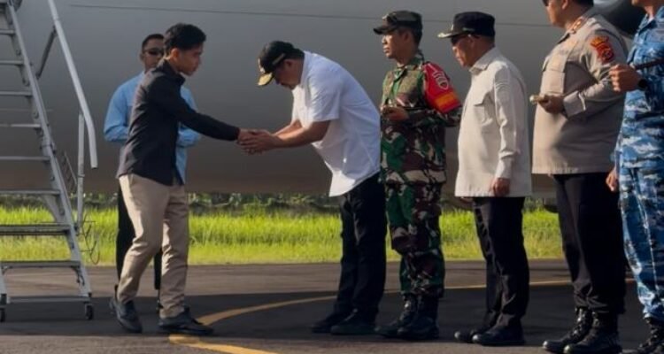 Gubernur Sumatera Utara Muhammad Bobby Afif Nasution didampingi Bupati Tapanuli Tengah Masinton Pasaribu beserta Forkopimda Tapanuli Tengah menyambut kedatangan Wakil Presiden Republik Indonesia Gibran Rakabuming Raka di Bandara FL Tobing, Jum'at (4/9/2026). Foto/Diskominfo Sumut 