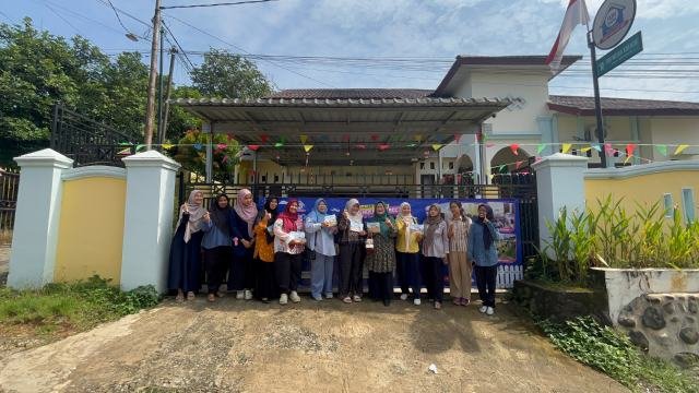 Tim PKM Politeknik Negeri Medan bersama mitra Funhouse KB & Daycare dalam rangkaian pengembangan Sentra Bahasa Ceria berbasis storytelling dan read aloud di Medan, Sabtu (5/9/2026).