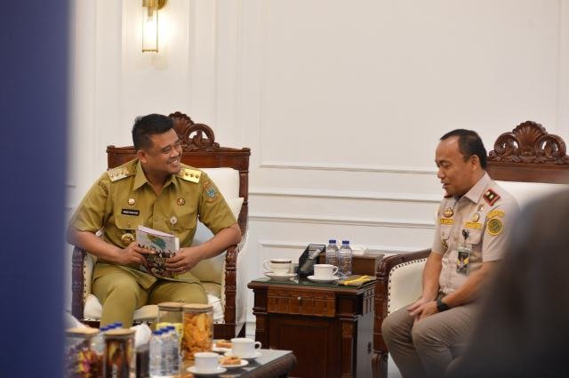 20260908_075018_resize_74 Gubernur Sumatera Utara (Sumut) Bobby Nasution menerima audiensi Kepala Balai Karantina Hewan,Ikan Dan Tumbuhan Sumut Prayatno Ginting di ruang kerja Gubernur Lantai 10 Kantor Gubernur Sumut Jalan Diponegoro Kota Medan. Senin (7/9/2026). Foto/Diskominfo Sumut
