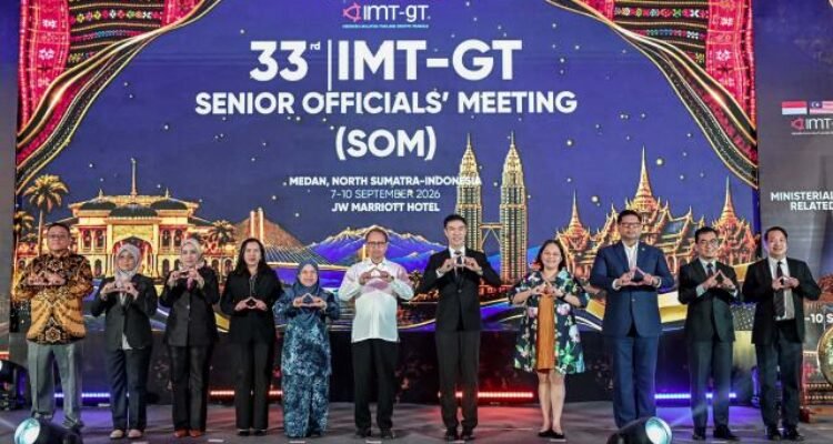 Deputi Bidang Koordinasi Kerja Sama Ekonomi dan Investasi (Deputi II), Kementerian Koordinator Bidang Perekonomian, Edi Prio Pambudi, memberikan sambutan pada Senior Official Meeting Indonesia Malaysia Thailand Growth Triangle (IMT GT) di Hotel JW Marriot, Medan, Selasa (8/9/2026). Foto/Diskominfo Sumut