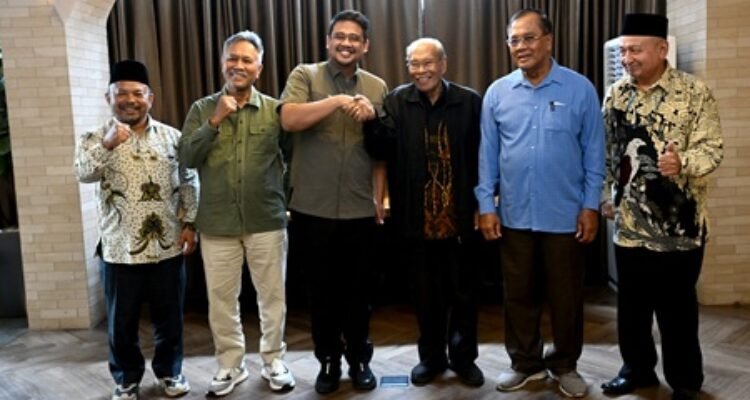 Gubernur Sumatera Utara (Sumut) Muhammad Bobby Nasution didampingi sejumlah OPD saat menerima audiensi dari pengurus Ikatan Cendekiawan Karo (ICK) di Mikie Holiday Resort and Hotel, Kabupaten Karo, Rabu (2/9/2026). Foto/Diskominfo Sumut 