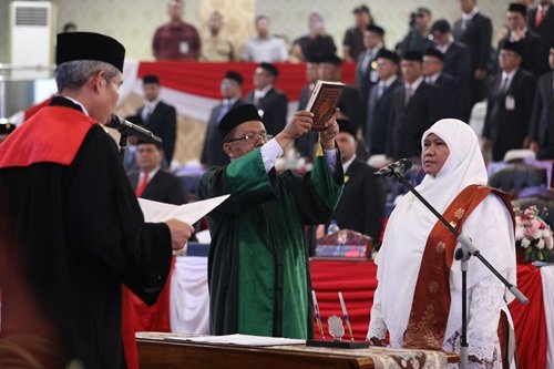 EA8A0428 Hj Sri Rezeki A.Md diambil sumpahnya oleh Ketua Pengadilan Negeri (PN) Medan Kelas IA Khusus, Mardison, S.H. sebagai Wakil Ketua DPRD Kota Medan sisa masa jabatan 2024-2029, Selasa (1/9/2026) di Gedung DPRD Kota Medan.