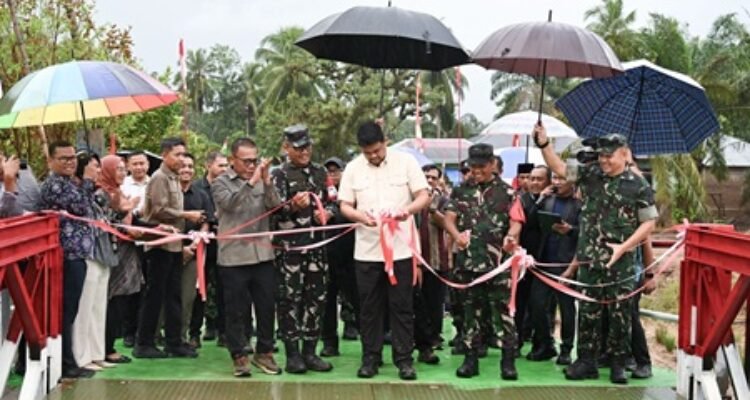 Gubernur Sumatera Utara (Sumut) Bobby Afif Nasution meresmikan Jembatan Armco Kombinasi Bailey (Modulator Tiper-21) di Desa Parjalihotan Kecamatan Pinangsori, Kabupaten Tapanuli Tengah, Kamis (3/9/2026). Foto/Diskominfo Sumut 
